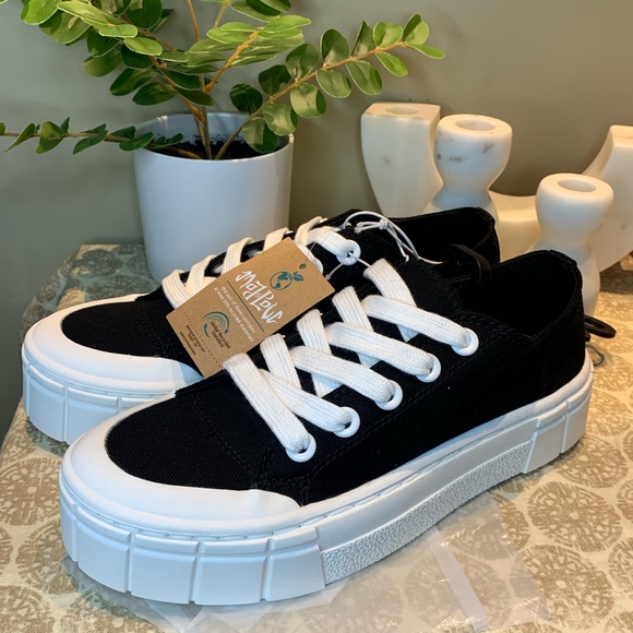 Mad Love Shoes Nwt Fran Laceup Canvas Sneakers By Mad Love Size 6